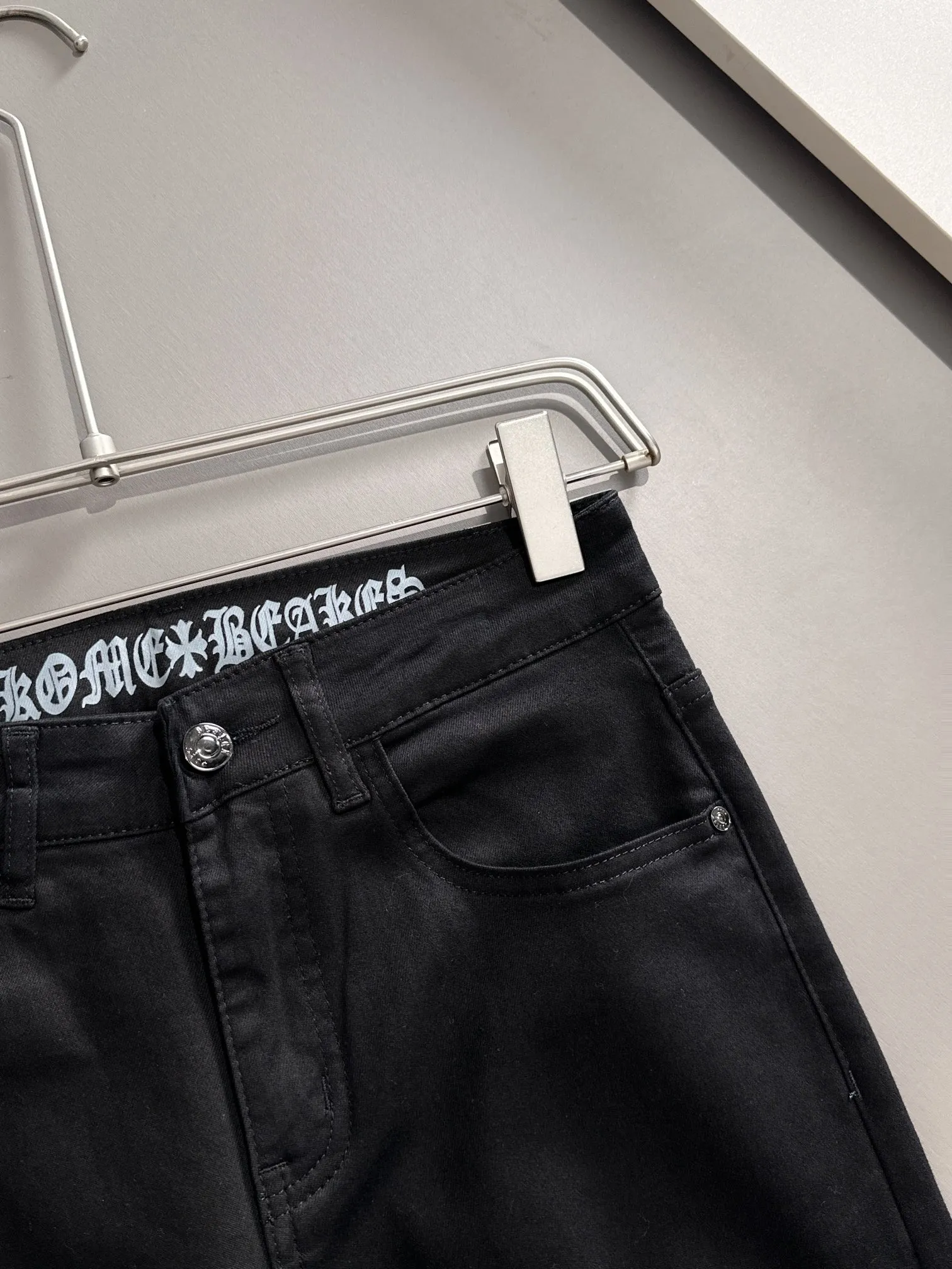 🅿️360 Croxin’s 2025 summer new hot brick pocket slim-fit jeans trousers are made of imported Japanese Denim plain cotton denim fabrics. They are complete in three standards, simple yet elegant, soft, delicate and comfortable, and the upper body is versatile and fashionable! Light luxury, a must-have item for daily commuting! Color: Black White Size: 28-40 (please state your height and weight when placing an order)